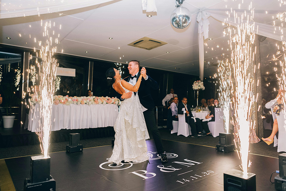 um casal jovem a dançar a primeira dança, em grande plano