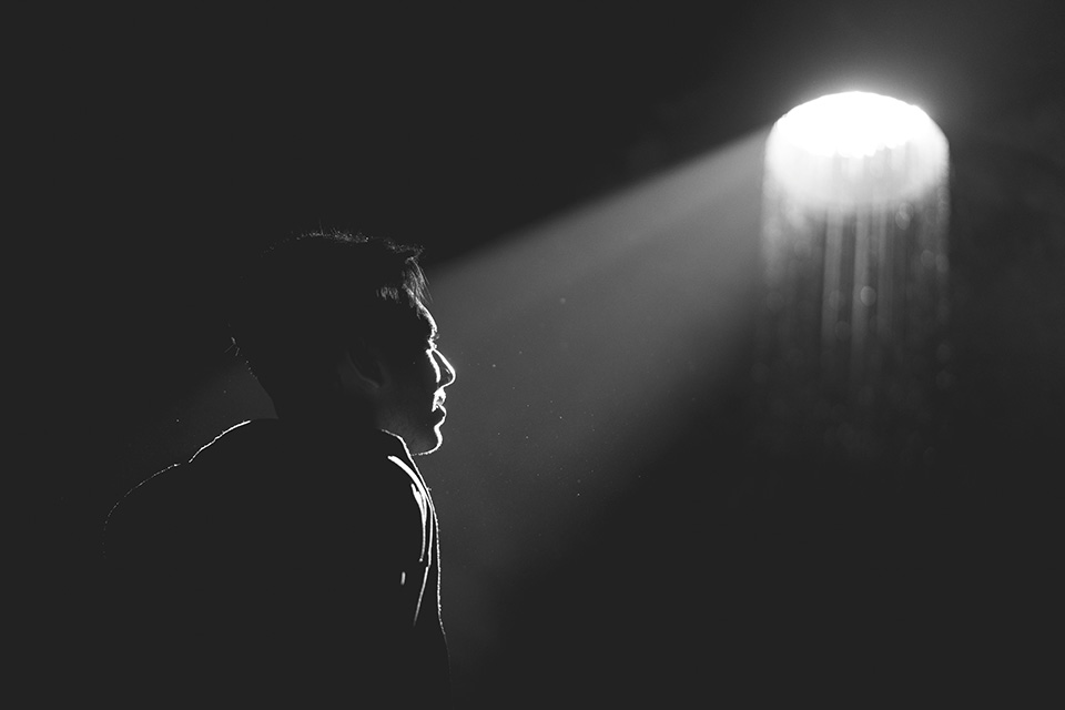 um homem iluminado por uma luz dramática